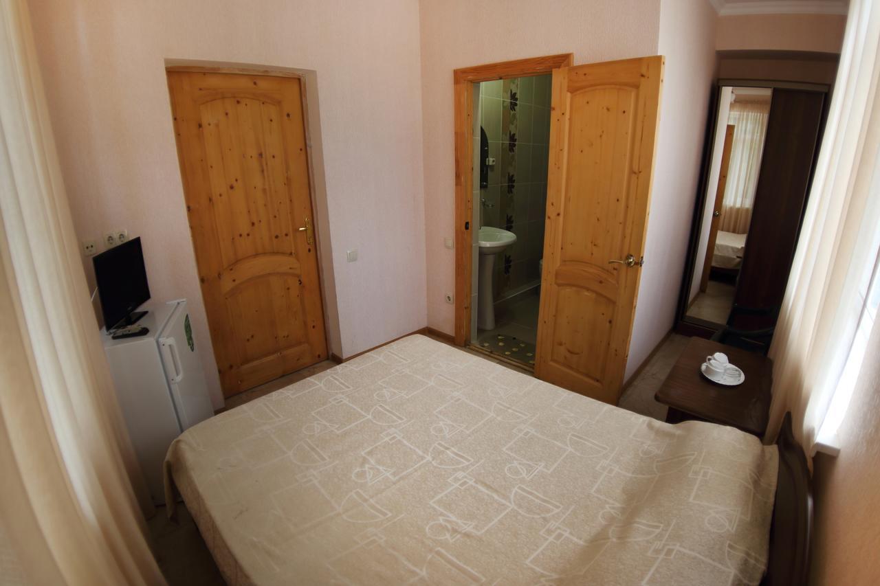 Hotel Kiparis Pizunda Esterno foto